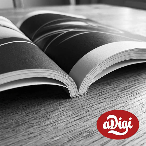 Kirjat pokkari ja opinnäytetyöt - Mustavalkoinen