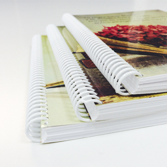 Libreta A6 en tapa blanda o en tapa dura.