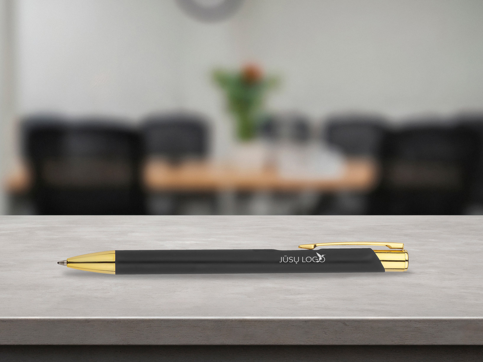 Tušinukas su graviruotu auksiniu logotipu