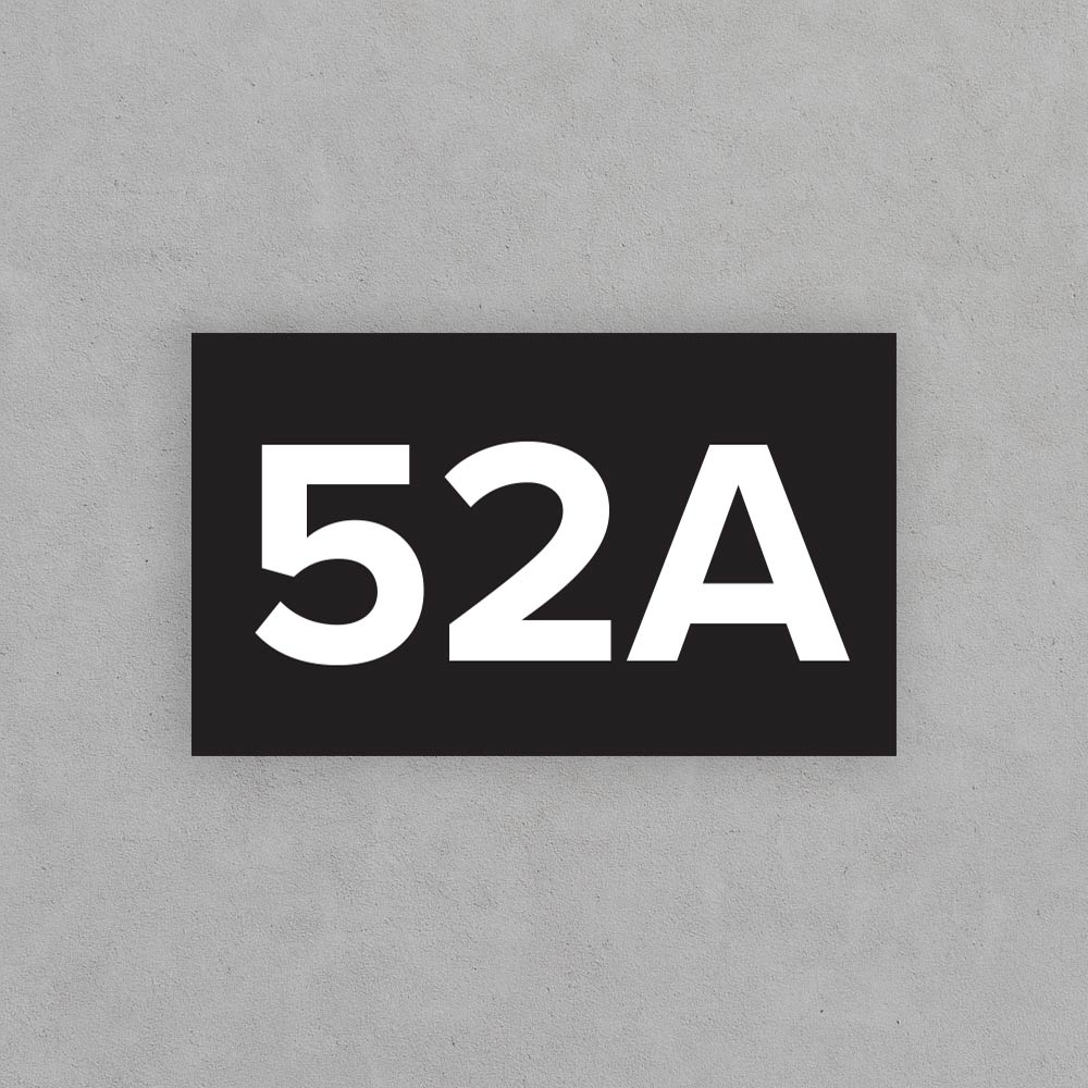 Husnummerskilt – Moderne svart Husnummer på skiltplate