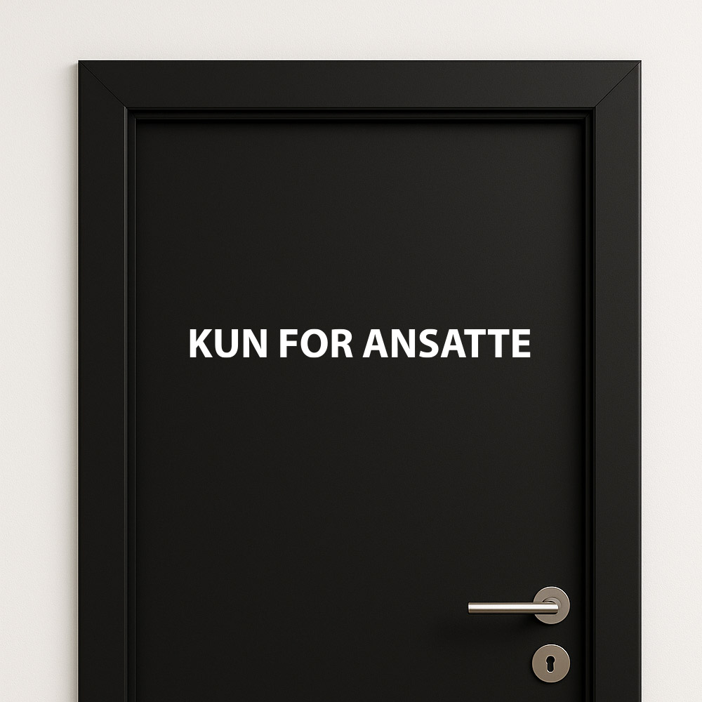 Kun for ansatte klistremerke montert på svar dør