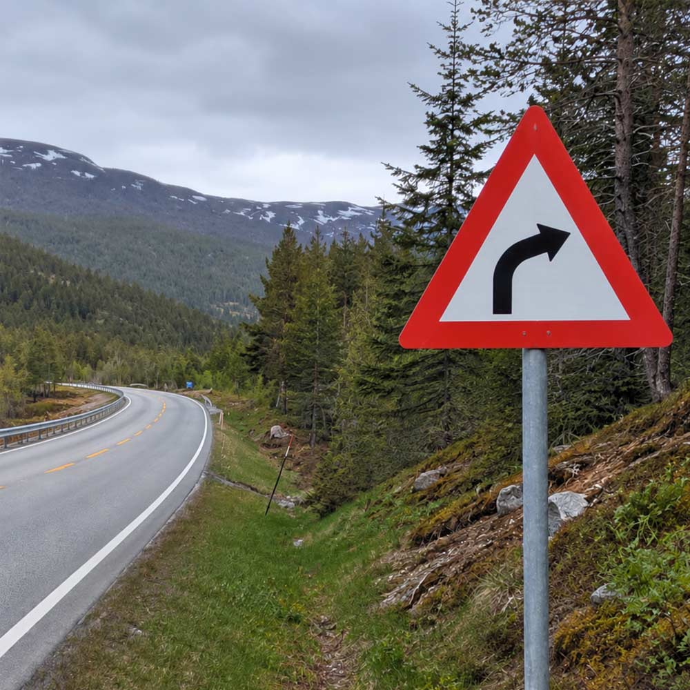 Skilt 100.1 - Farlig sving til høyre 2