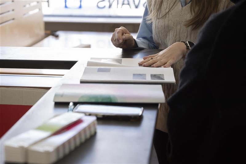 Ráðgjöf um pappír og prentun – sýnishorn, litakort og gögn á borði